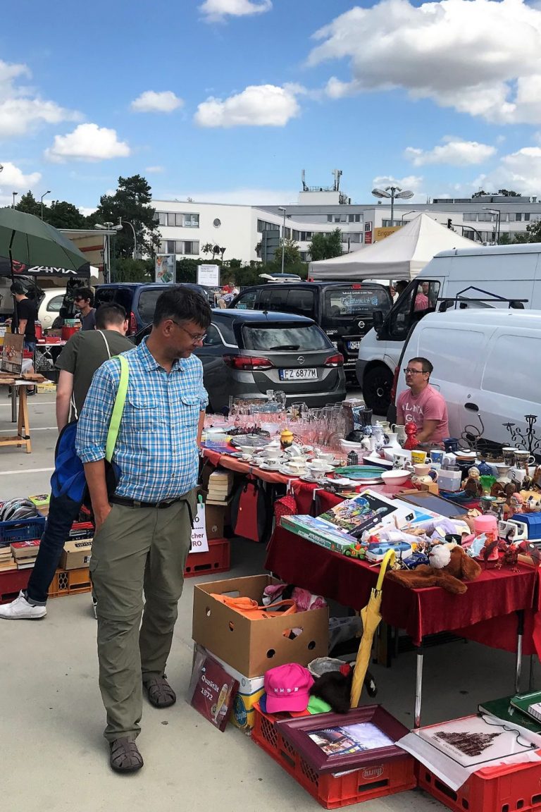Kunst-, Antik- und Trödelmarkt auf IKEA-Parkdeck im Elbepark ...